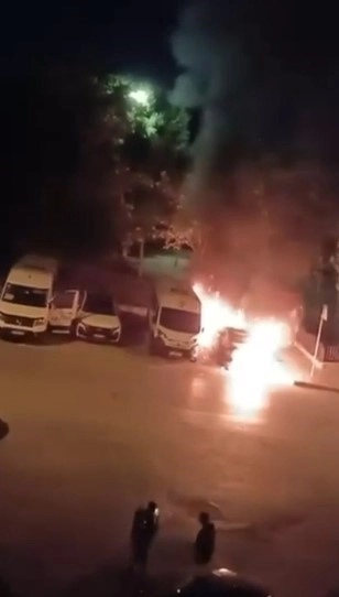 Küçükçekmece'de İki Araç Alevlere Teslim Oldu