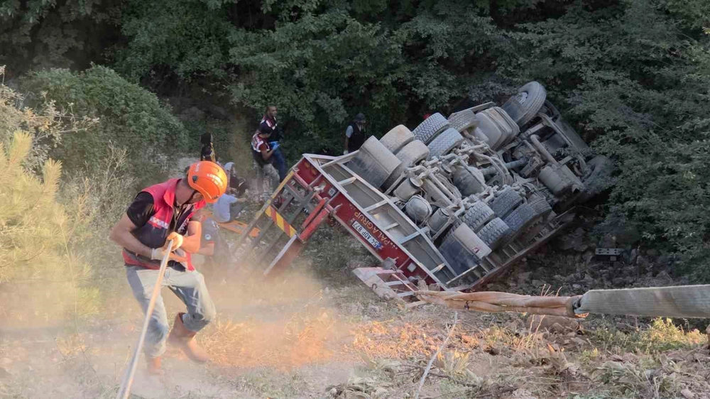 Sakarya'da Tır Şarampole Devrildi: Sürücü Hayatını Kaybetti