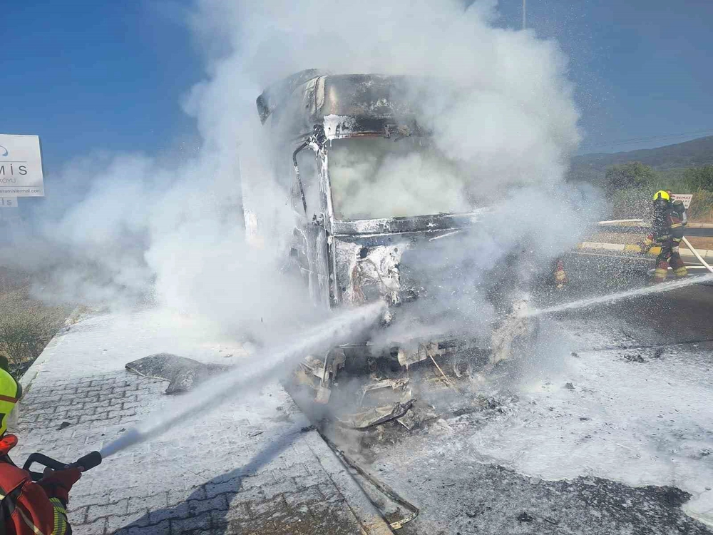 E-87 Karayolunda Çekici Alevlere Teslim Oldu