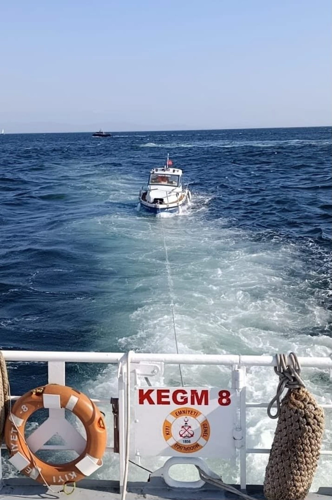 Küçükçekmece'de Makine Arızası Yapan Tekne Kıyı Emniyeti Ekiplerince Kurtarıldı