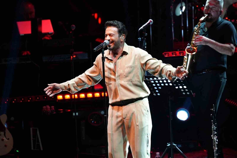 Emre Altuğ Bursa Festivali'nde Hayranlarıyla Buluştu