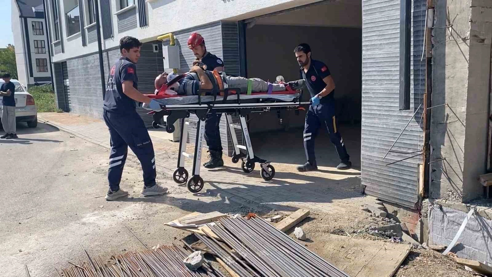İnegöl'de kriko kayması sonucu aracın altında kalan kişi ağır yaralandı