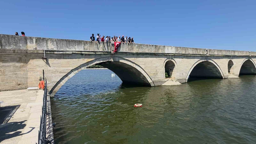 Meriç Nehri'ne bırakılan çiçeklerle Porajmos kurbanları anıldı