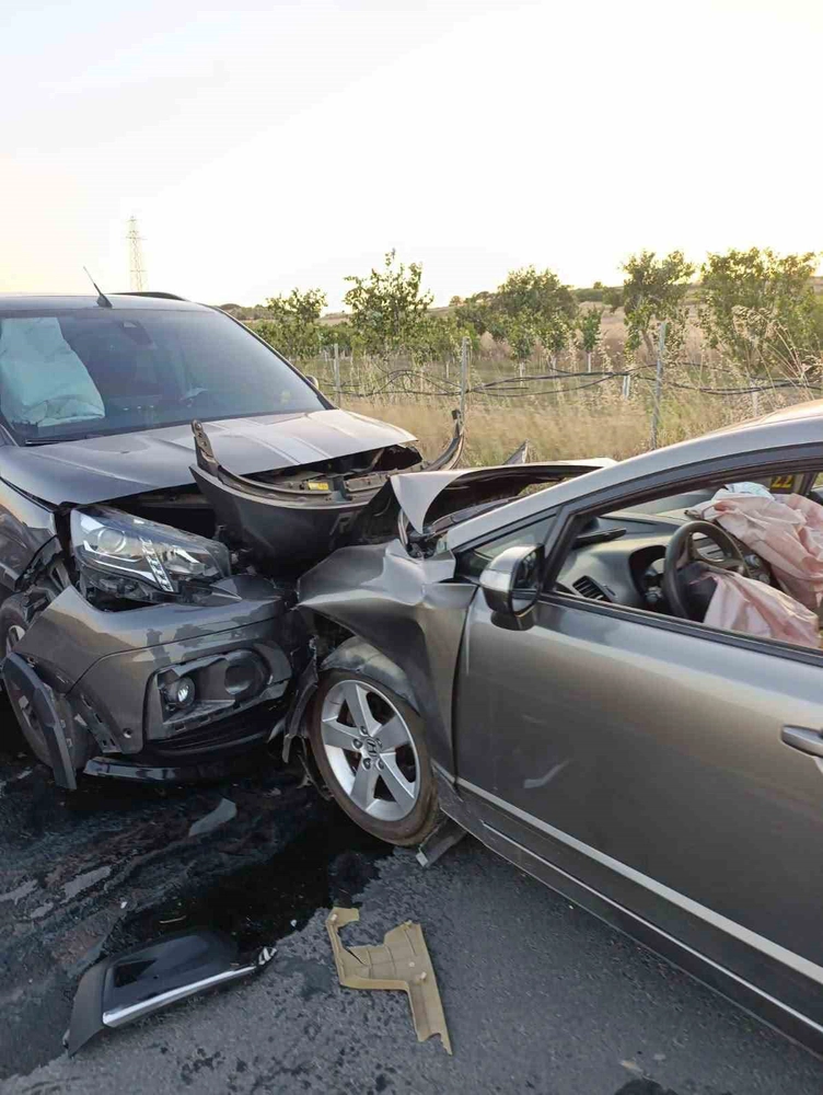 Keşan'da Kafa Kafaya Çarpışma: 2 Yaralı
