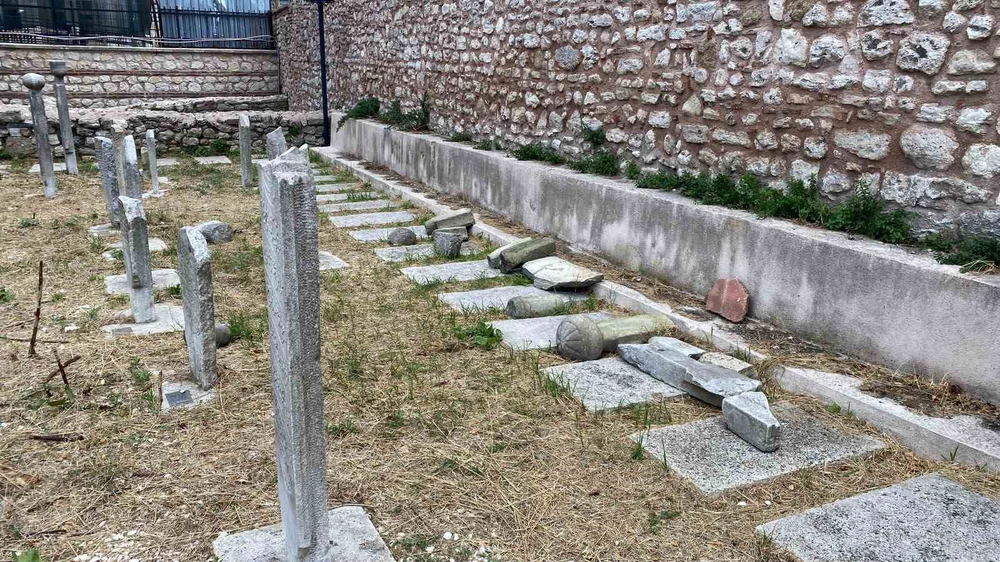 Fatih'te Tarihi Hazirede Mezar Taşlarına Saldırı