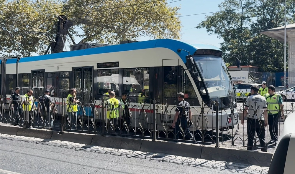 Beyoğlu'nda Tramvay Raydan Çıktı Yolcular Tahliye Edildi