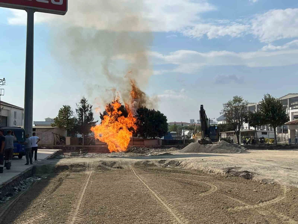 Çorlu'da İş Makinesi Doğal Gaz Borusuna Zarar Verdi Alevler Gökyüzüne Yükseldi