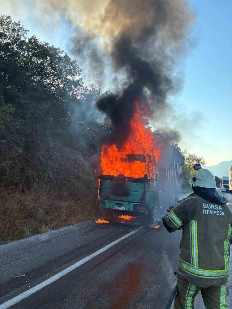 Talaş Yüklü Tır Motorundan Çıkan Yangında Kullanılamaz Hale Geldi