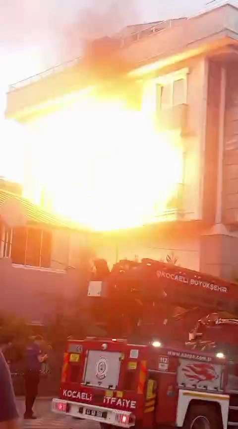 Darıca'da Mutfak Yangını Doğalgaz Patlamasına Yol Açtı