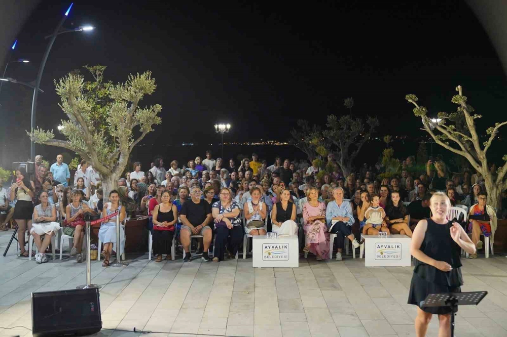 Ayvalık'ta Tarihi Gümrük Meydanı Sanatseverlerin Buluşma Noktası Oldu