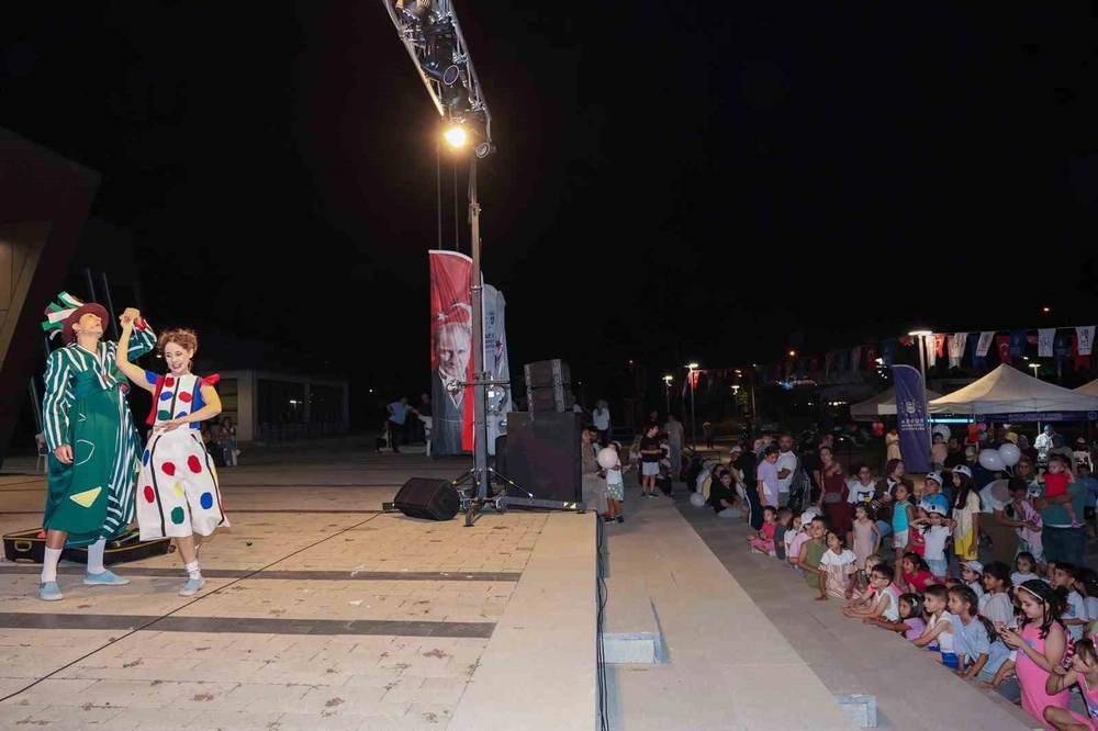Minikler İçin 'İki Bavul Dolusu' Sahnelendi