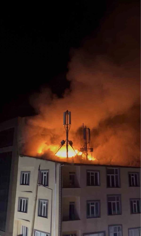 Çorlu'da Gece Yarısı Çatı Yangını: Ev Kullanılamaz Hale Geldi