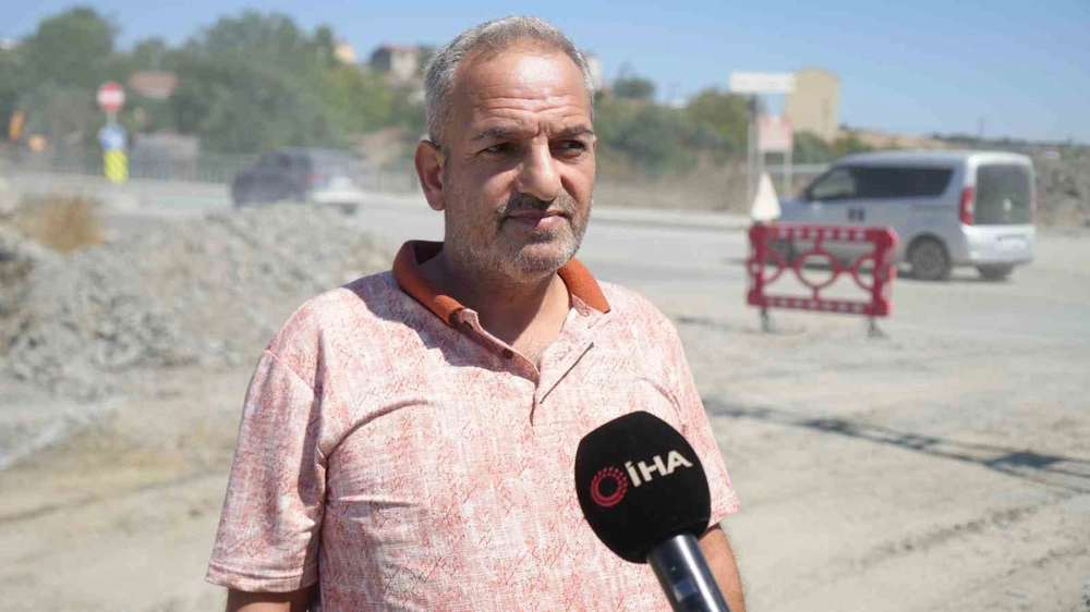 Arnavutköy'de Taksi Çukura Düştü Sürücü Yara Almadan Kurtuldu