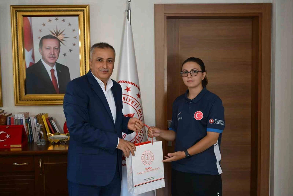 Bursalı Genç Okçu Fatma Nisa Gökdemir Avrupa Şampiyonluğu Sonrası İl Milli Eğitim Müdürü'nün Konuğu Oldu