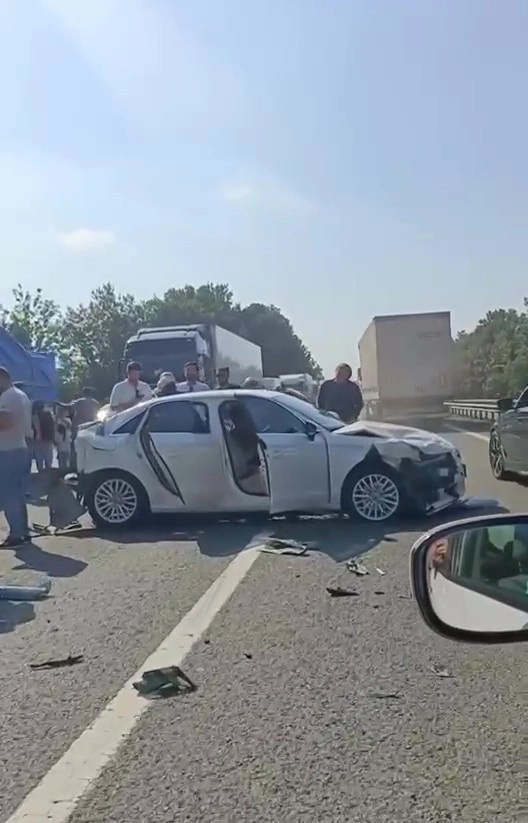 Kocaeli'de İki Ayrı Noktada Sekiz Araç Zincirleme Kazaya Karıştı