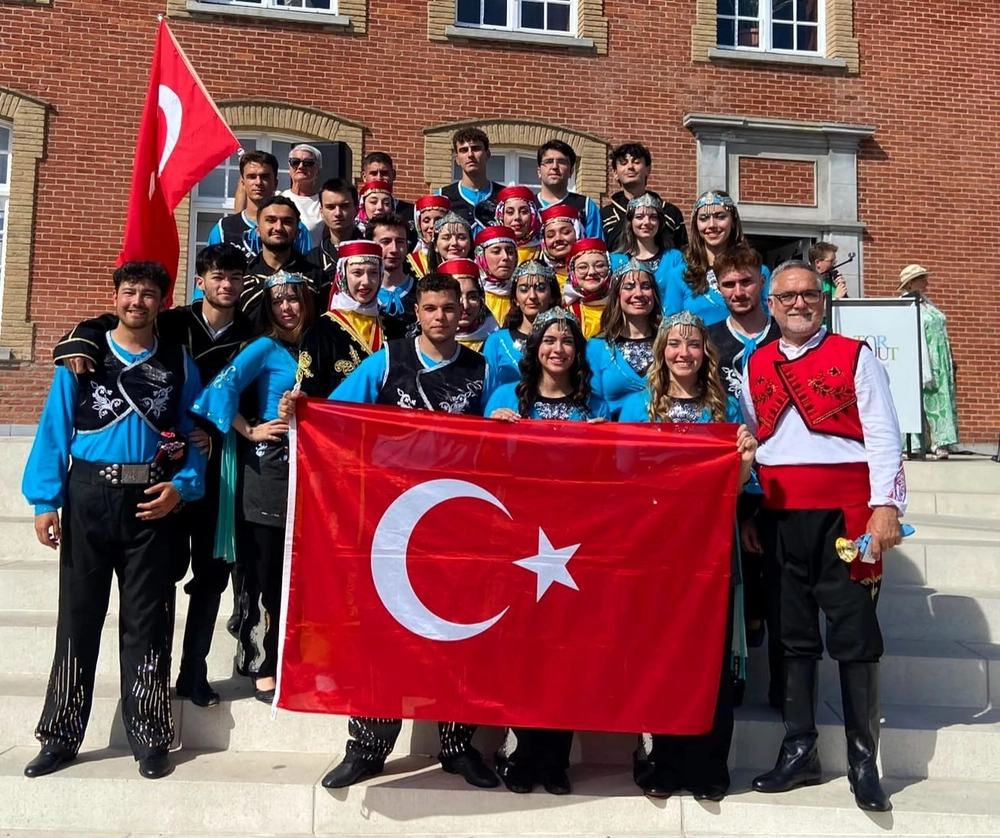 BUÜ Halk Oyunları Topluluğu Belçika'da Türkiye'yi Gururla Temsil Etti