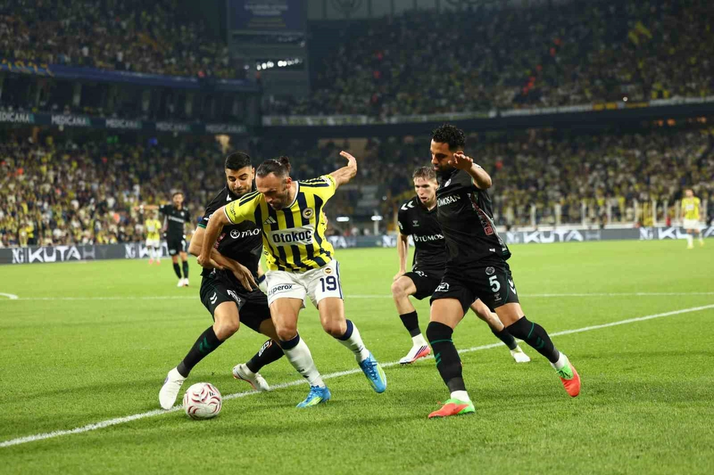 Fenerbahçe ile Konyaspor Arasındaki Mücadelede İlk 15 Dakika 1-1 Berabere