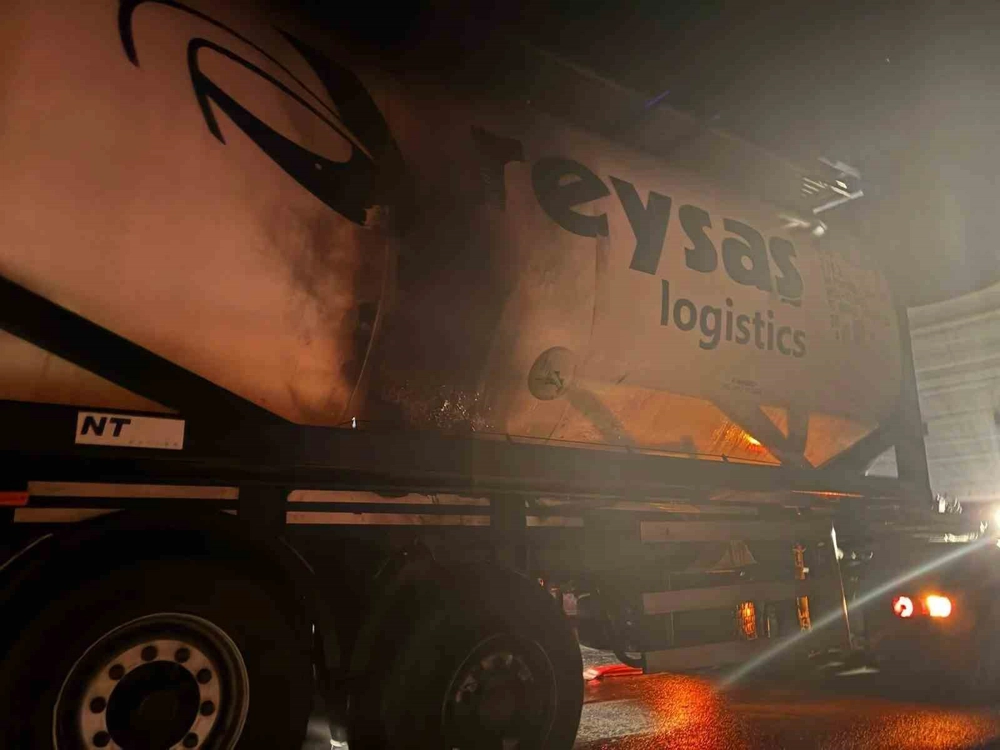 Bilecik'te Tır Dorsesi Alev Aldı