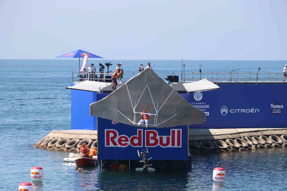 Red Bull Uçuş Günü Caddebostan'da Binleri Coşturdu