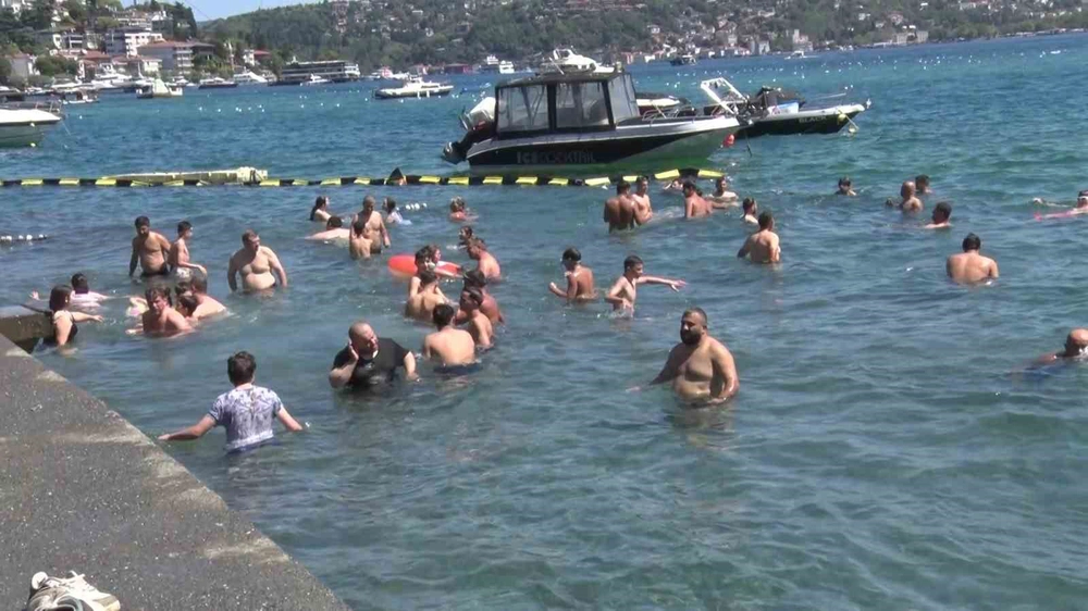 Sıcak Hava Dalgası İstanbul'u Kavuruyor Vatandaşlar Boğaz'da Serinliyor