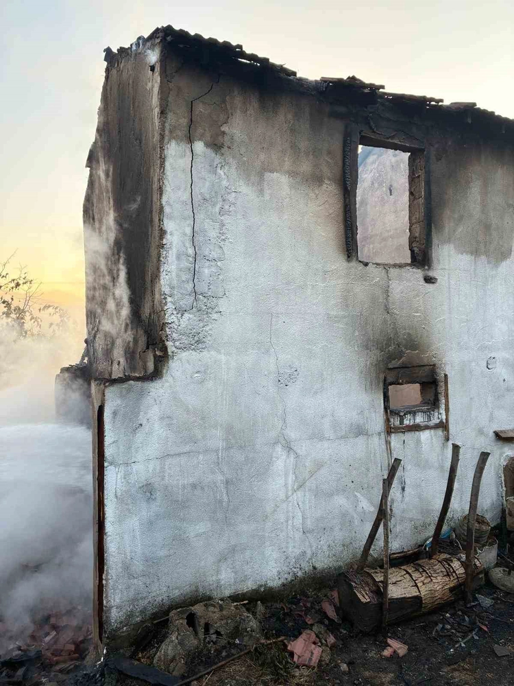 İnegöl'de Bağ Evi Yangını Traktör ve Tarım Makinelerini Küle Çevirdi