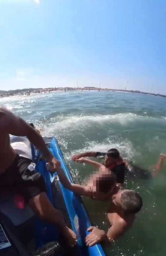 Karasu'da Boğulma Tehlikesi Geçiren 2 Kadın ve 1 Çocuk Jetski ile Kurtarıldı