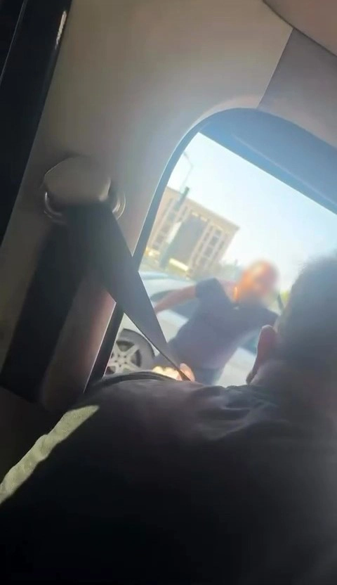 Bursa'da Minibüs Şoförü ile Otomobil Sürücüsü Arasındaki Tartışma Kamerada
