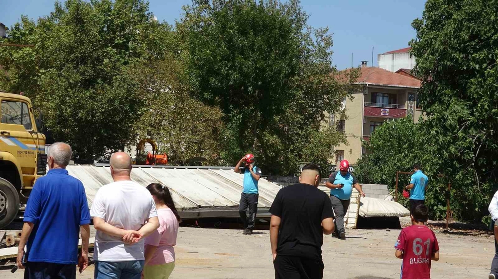 Sultanbeyli'de Vinçle Kaldırılan Çelik Çatı İşçilerin Üzerine Düştü: 2 Yaralı