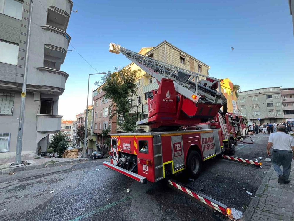 Gaziosmanpaşa'da Çatı Katında Yangın: Bir Kişi Hayatını Kaybetti
