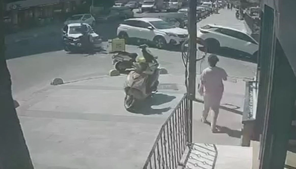 Küçükçekmece'de Motosiklet ile Otomobil Çarpıştı, Sürücü Yaralandı