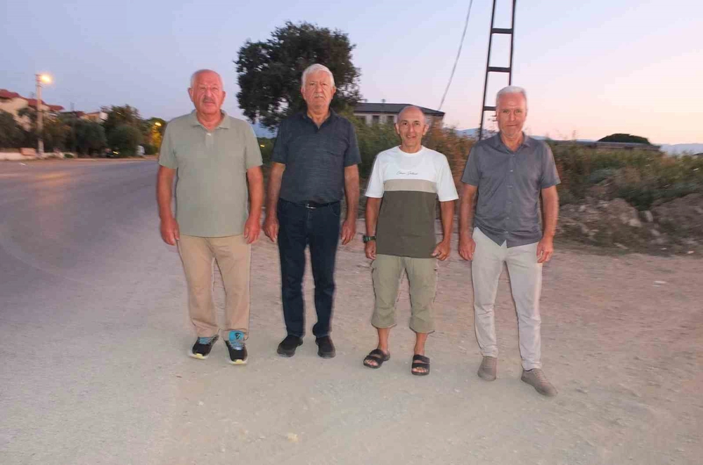 Burhaniye'de Kaldırımsız Cadde Kazalara Davetiye Çıkarıyor