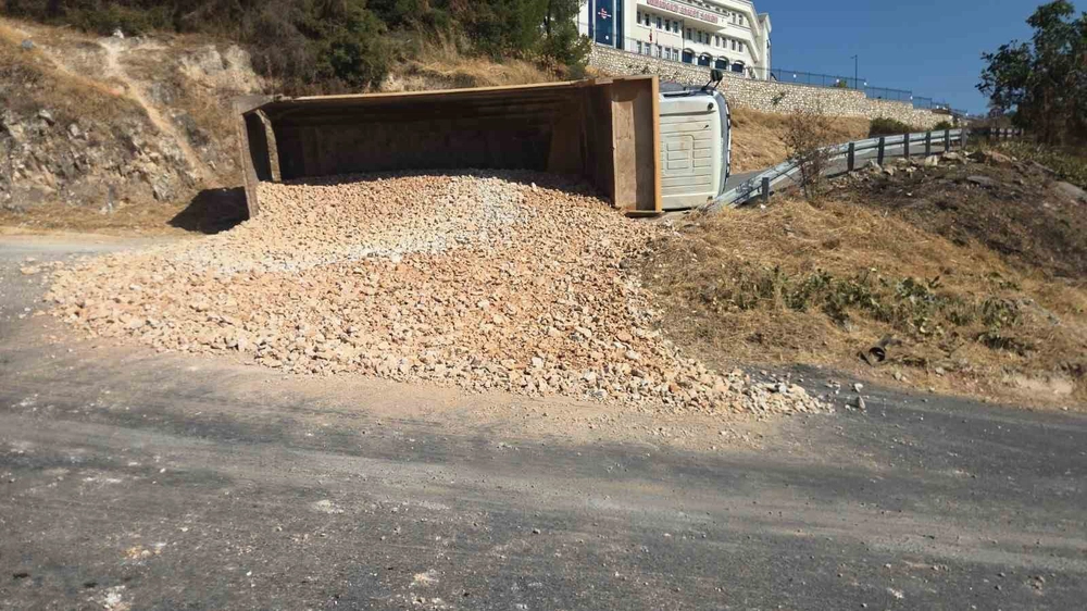 Bursa'da Freni Boşalan Kamyon Sürücünün Manevrasıyla Faciayı Önledi