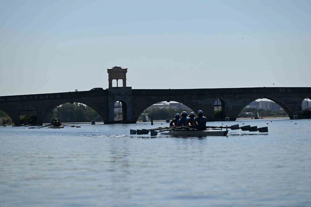 Meriç Nehri'nde Genç Kürekçiler Kıyasıya Yarıştı