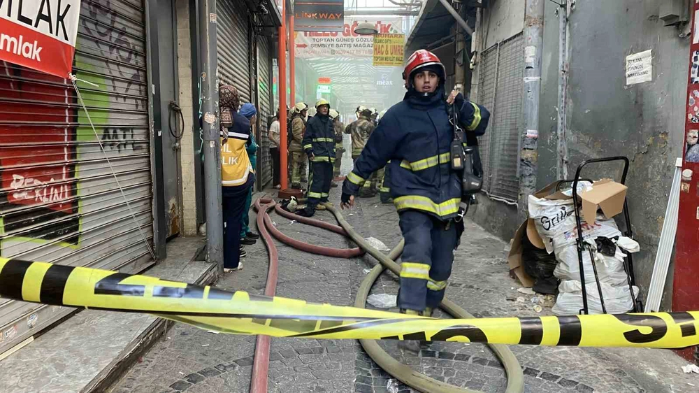 Eminönü'nde İş Yerinde Yangın: İtfaiye Erleri Dumandan Etkilendi