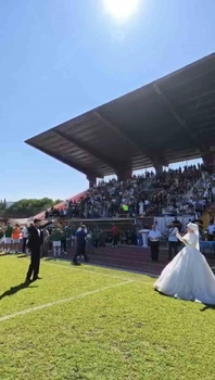 Düğün Günü Final Maçına Gelinlik ve Damatlıkla Gittiler