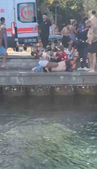 Bebek Sahilinde Boğulma Tehlikesi Geçiren Kişiyi Vatandaşlar Kurtardı