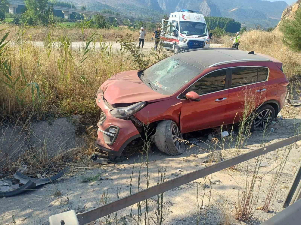 Bilecik'te Otomobil Bankete Düştü 4 Kişi Yaralandı