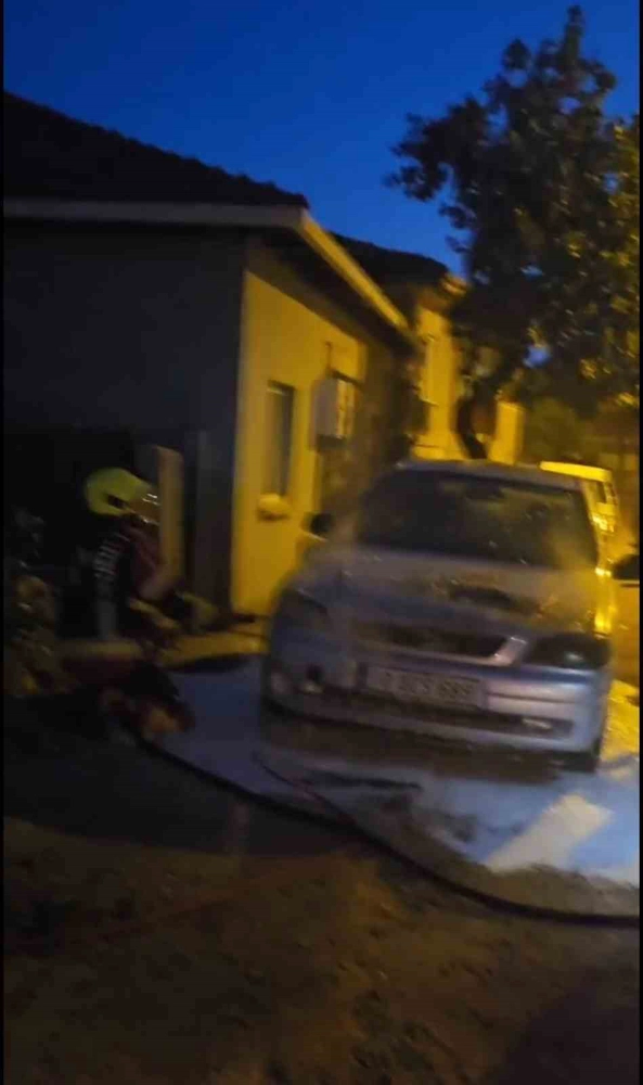 Sındırgı'da Otomobil Yangını: Elektrik Aksamından Kaynaklandı