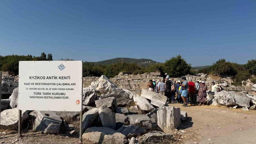 Yunan Turistler Kyzikos Antik Kenti'nde Tarihe Yolculuk Yaptı