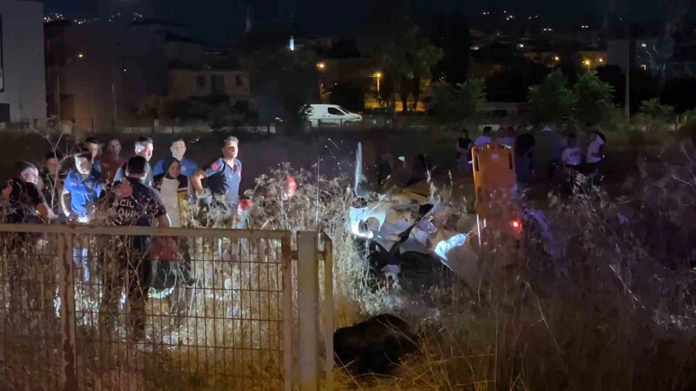 Bursa'da Otomobil Tarlaya Uçtu: 5 Yaralı