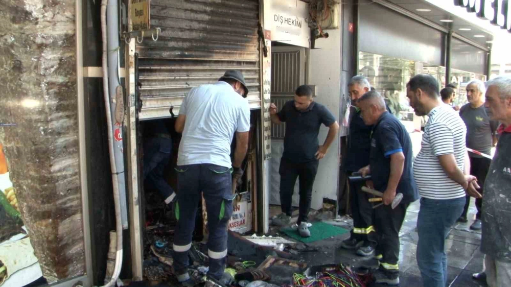 Gaziosmanpaşa'da Ayakkabıcıda Yangın, Mahsur Kalanlar Çatıdan Kurtarıldı