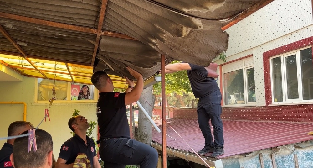 Edirne'de Çatıya Çıkan Şahıs Ekiplerin Müdahalesiyle Kurtarıldı