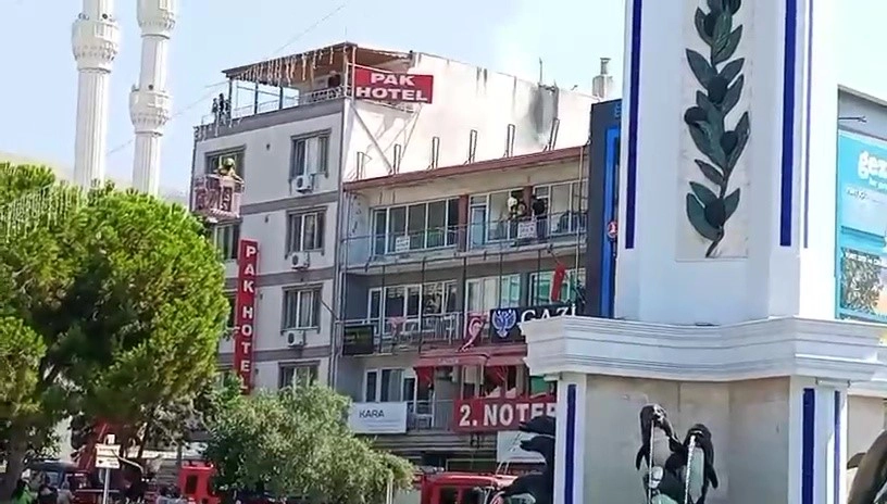 Gemlik'te Pasajın Çatısında Yangın Paniği