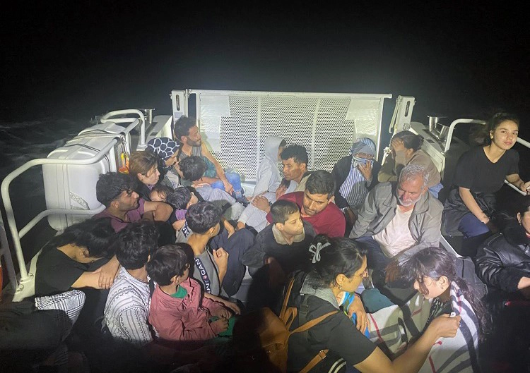 Ayvacık Açıklarında 37 Düzensiz Göçmen ve 2 Organizatör Yakalandı