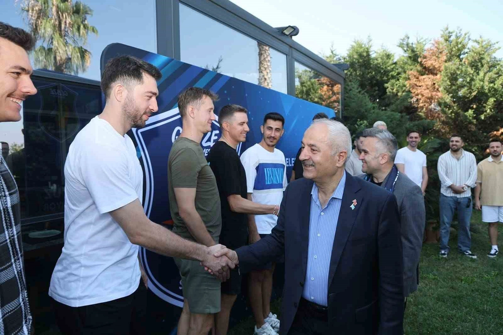 Gebze Belediyesi Voleybol Takımı Yeni Sezon İçin Başkan Büyükgöz ile Buluştu