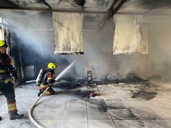 Balıkesir'de Balkon Yangını İtfaiye Ekiplerince Söndürüldü