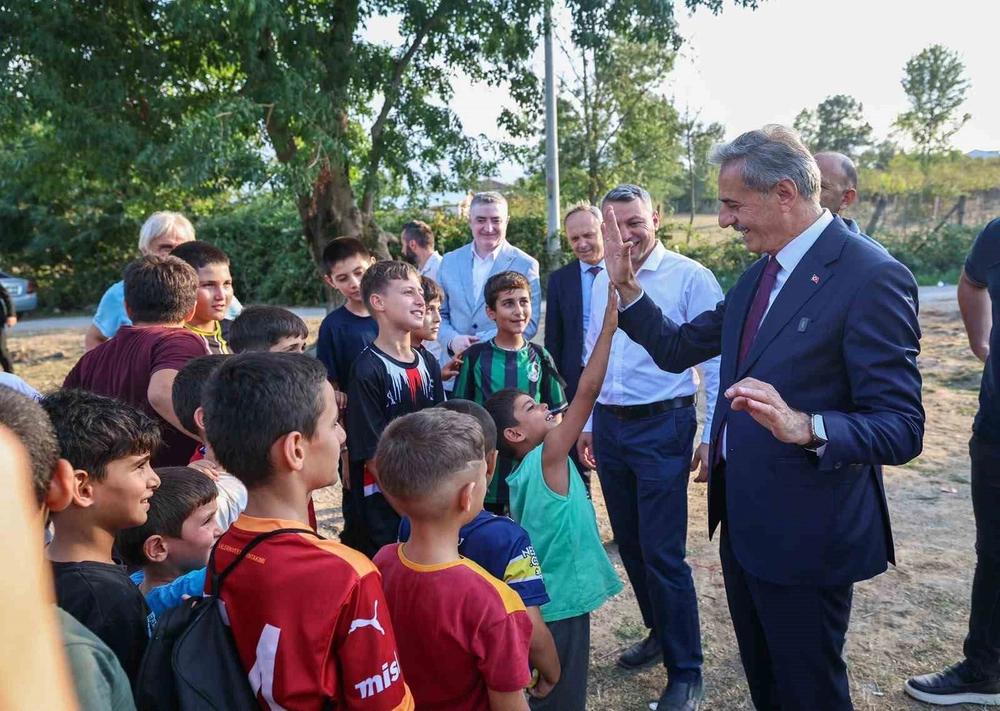 Sakarya'da Spor Sahaları Açıldı, Başkan Çocuklara Forma Hediye Etti