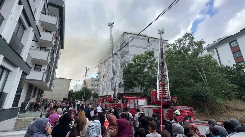 Avcılar'da Çatı Yangını Korkuttu