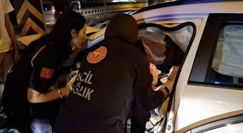 Bursa'da Direğe Çarpan Otomobilde Sürücü Sıkıştı
