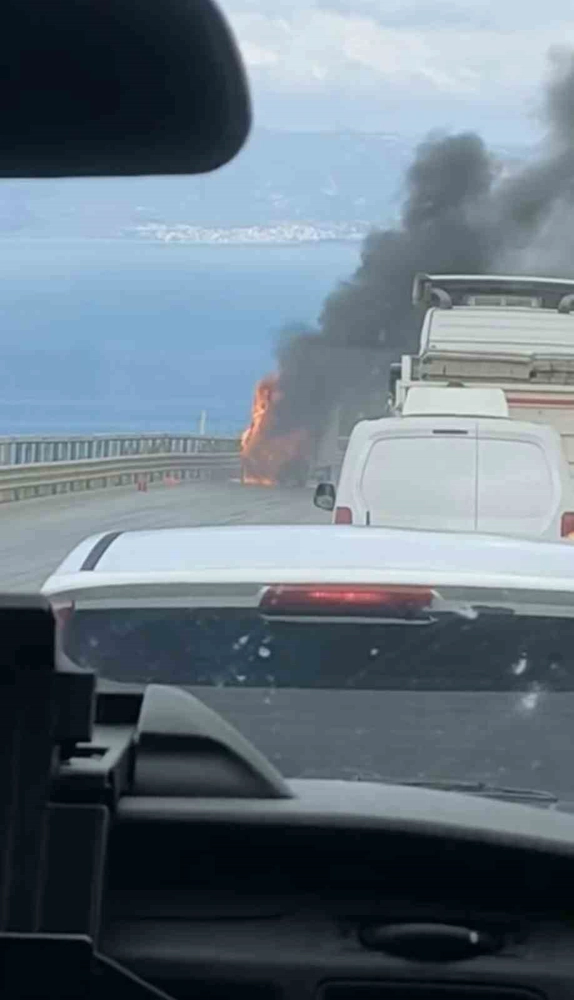 Bursa'da Kamyonet Alevlere Teslim Oldu